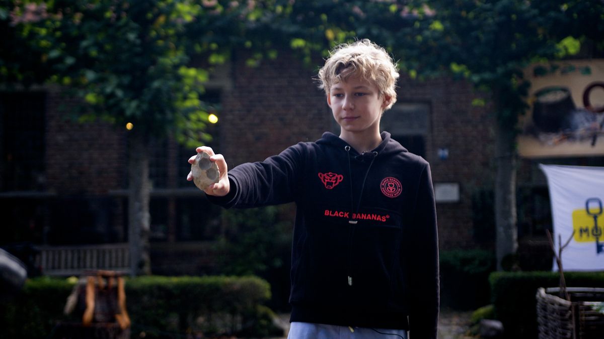 Tim (12) vindt 50.000 jaar oude vuistbijl op Holtingerveld