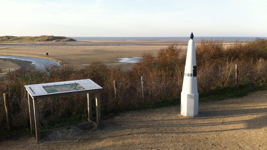 Grenspaal in natuurgebied het Zwin, archieffoto