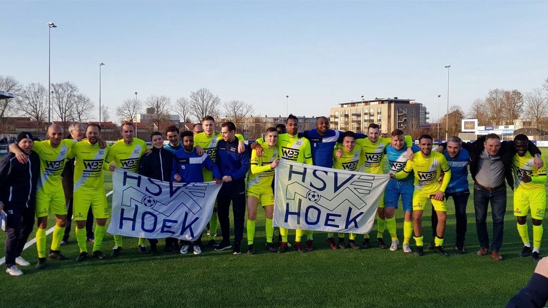 De selectie van Hoek juicht na de ruime zege in Sneek