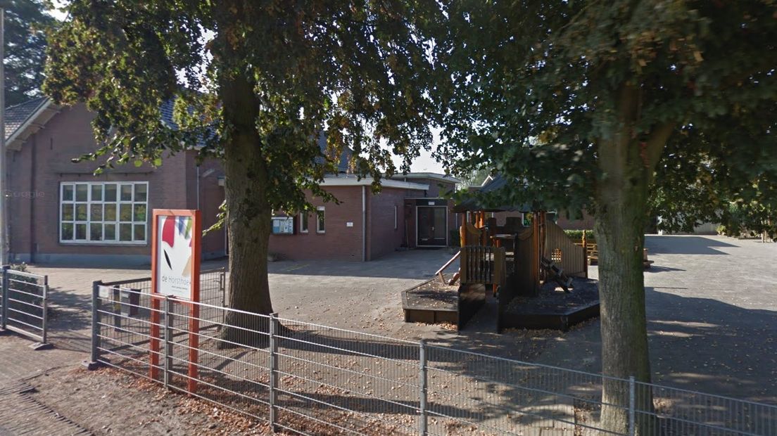 Basisschool De Horsthoek in Heerde is donderdag dicht. De kinderen kunnen niet naar school omdat er asbest is gevonden, schrijft de school in een brief aan de ouders.