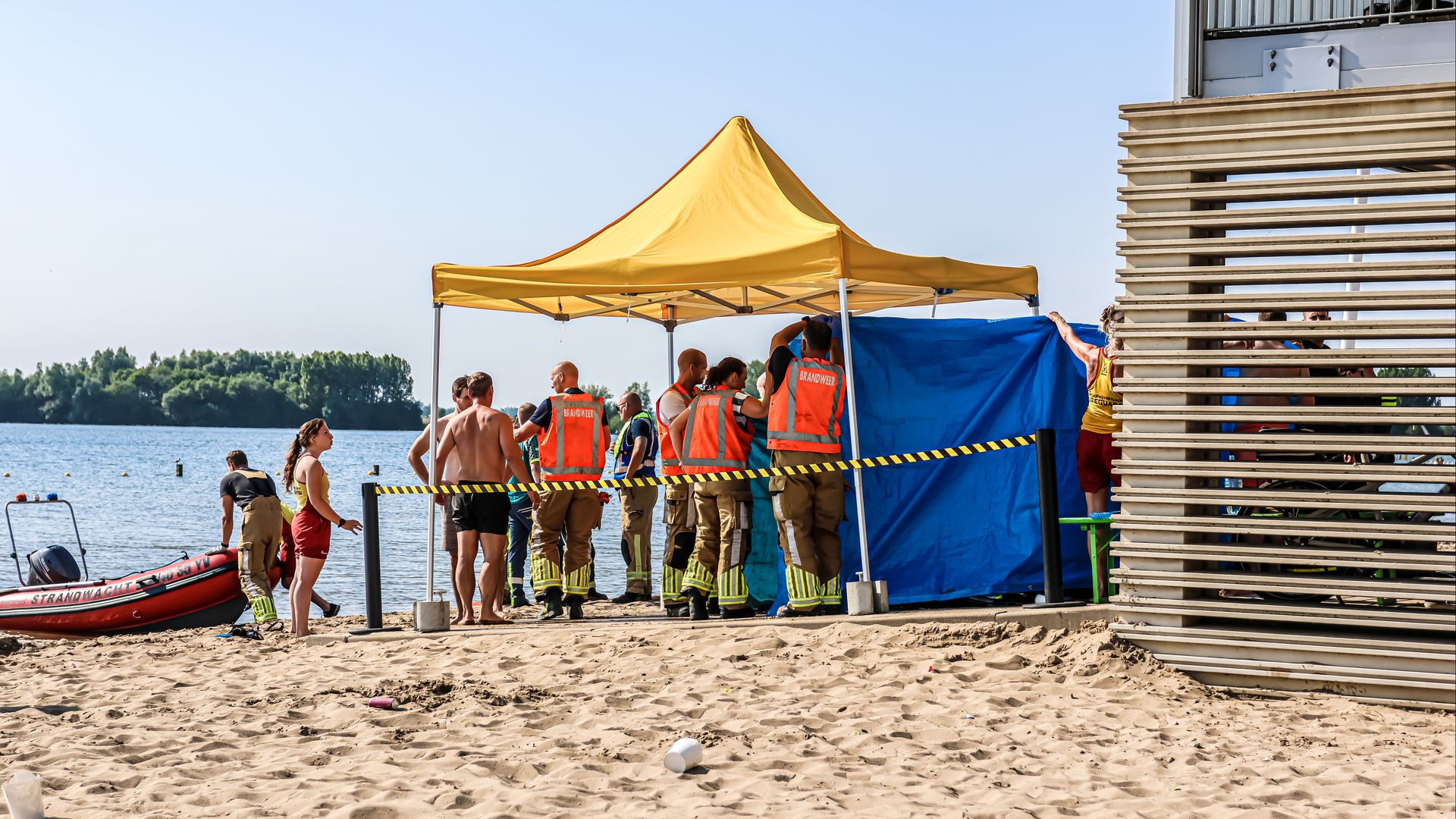 De drenkeling wordt gereanimeerd op de strand van Nesselande, aan de Zevenhuizerplas