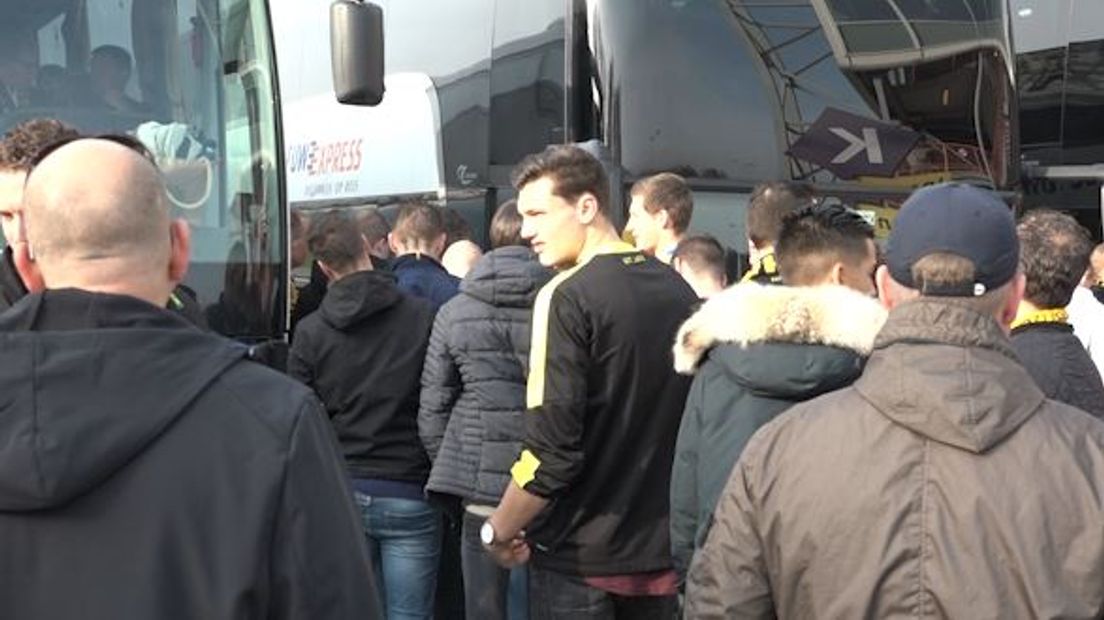 De ruim 1000 supporters van Vitesse zijn donderdagmiddag te vinden in het centrum van Waregem. Ruim 300 supporters kwamen in supportersbussen die donderdagmorgen vanaf het GelreDome vertrokken naar de stad.