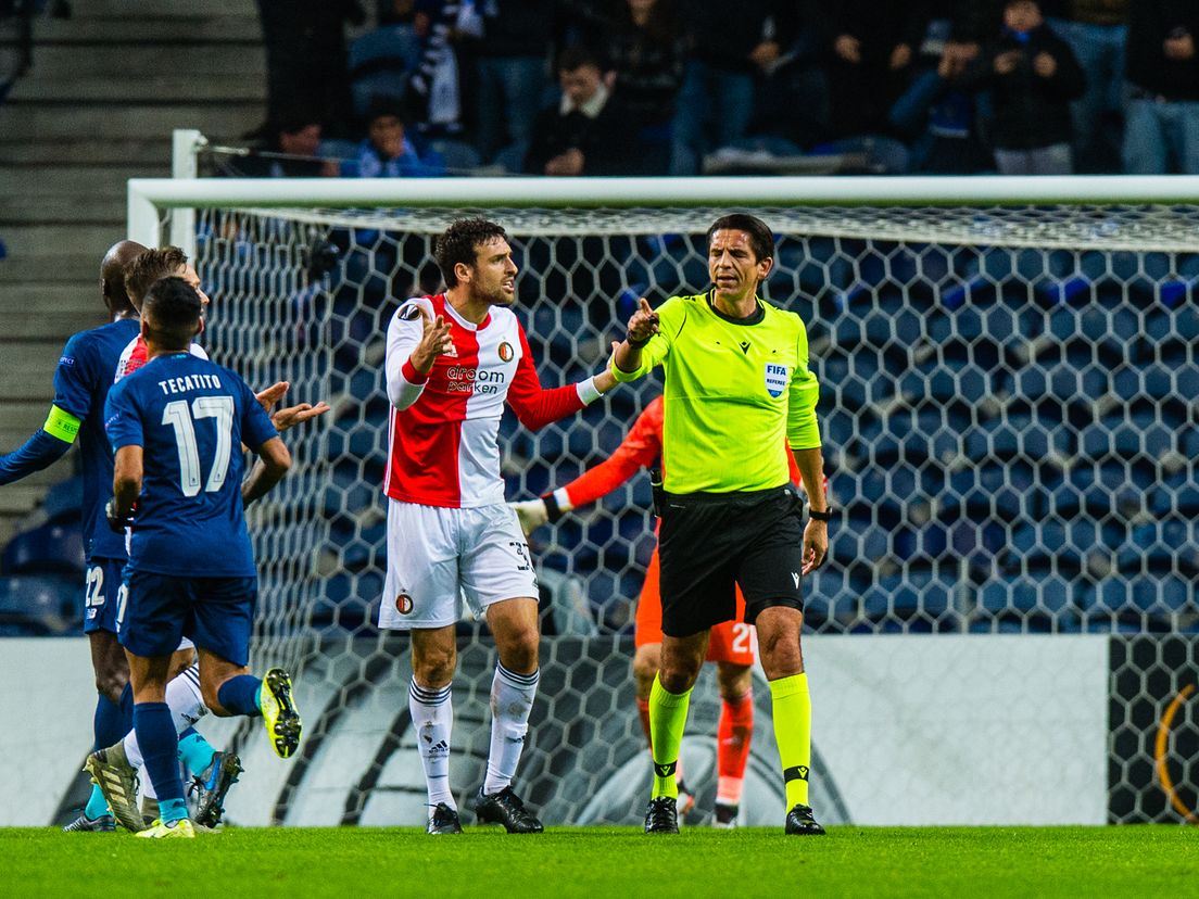 Eric Botteghin beklaagt zich bij de 3-2 van FC Porto tegen Feyenoord (Bron: VK Sportphoto - Yannick Verhoeven)