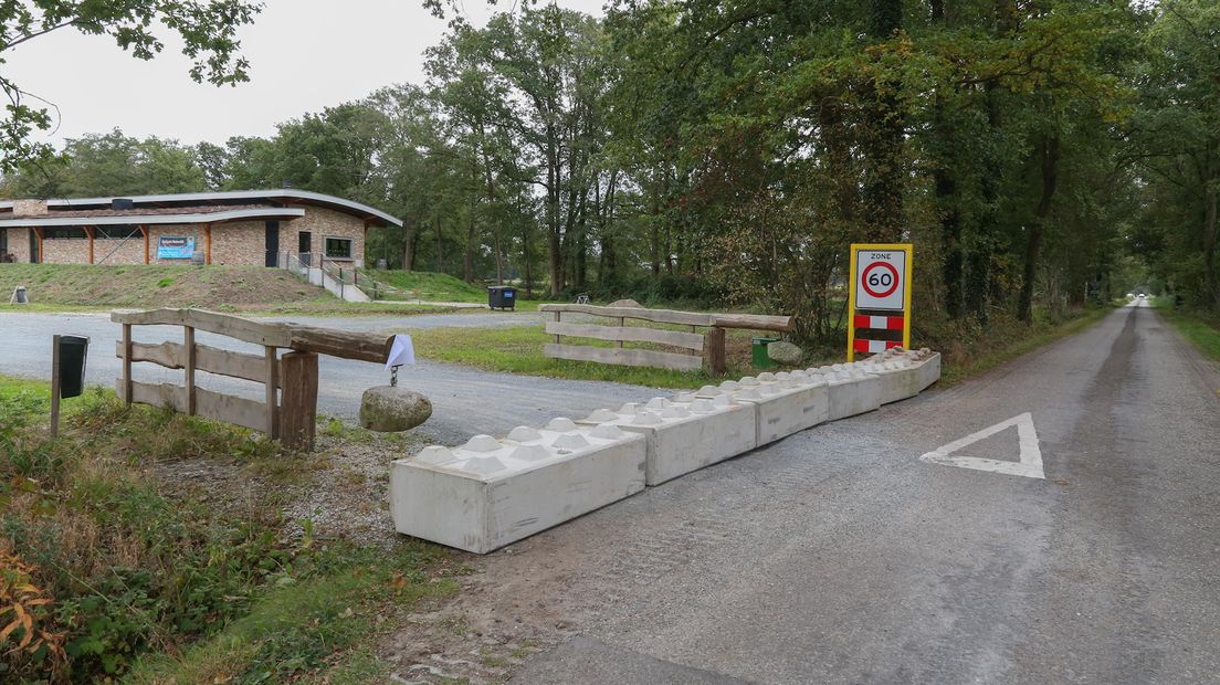 Betonblokken blokkeren toegang golfbaan Zenderen
