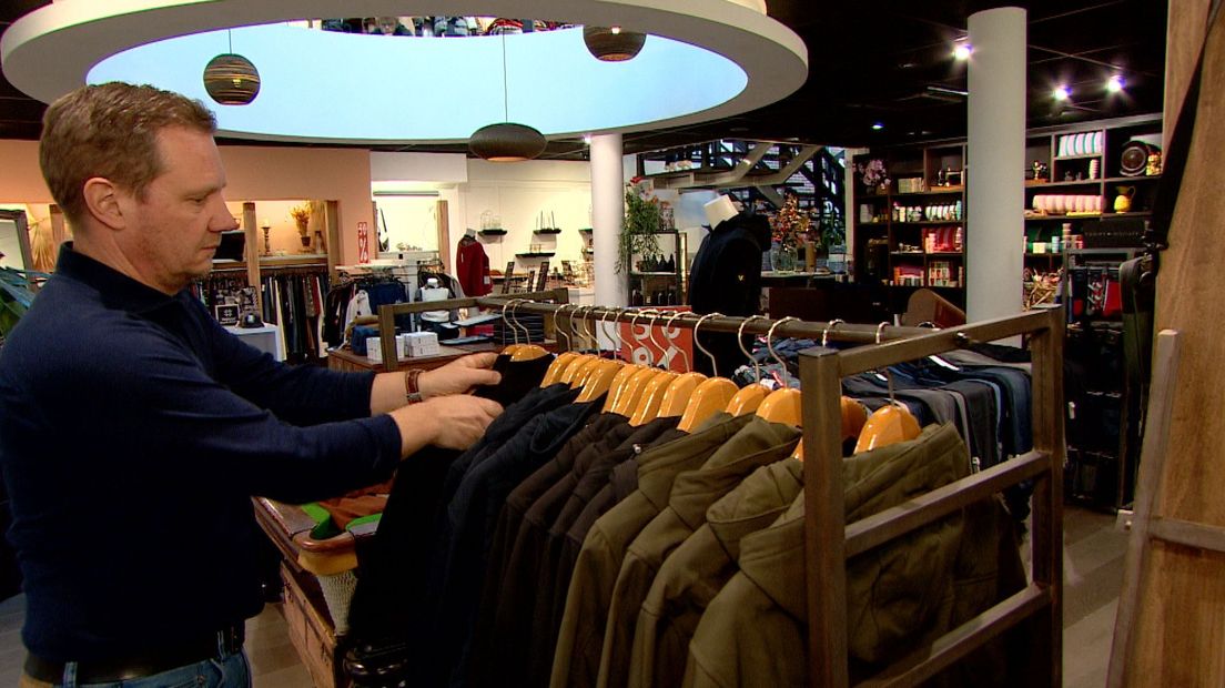 Martijn van Battum in zijn kledingwinkel Studio Blique in Terneuzen