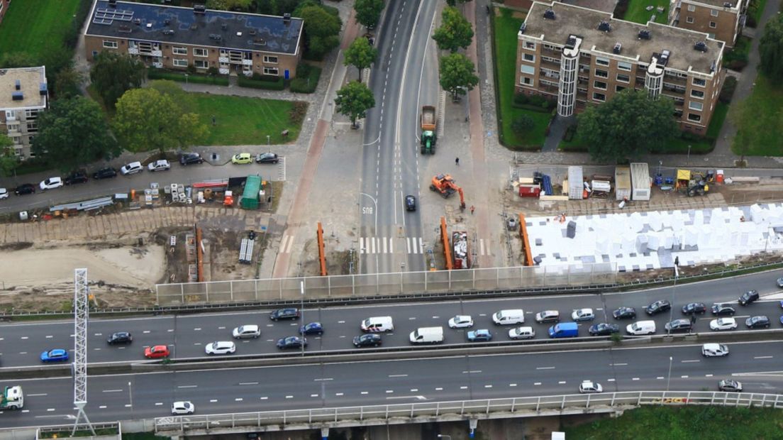 Het tijdelijke viaduct komt ter hoogte van de witte strook op de foto