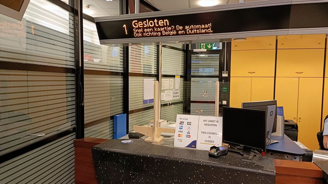 Een van de NS-loketten op Station Hollands Spoor, hier in dichte toestand