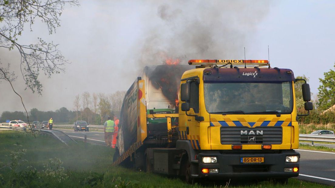 De vlammen slaan uit het bestelbusje (Rechten: Van Oost Media)