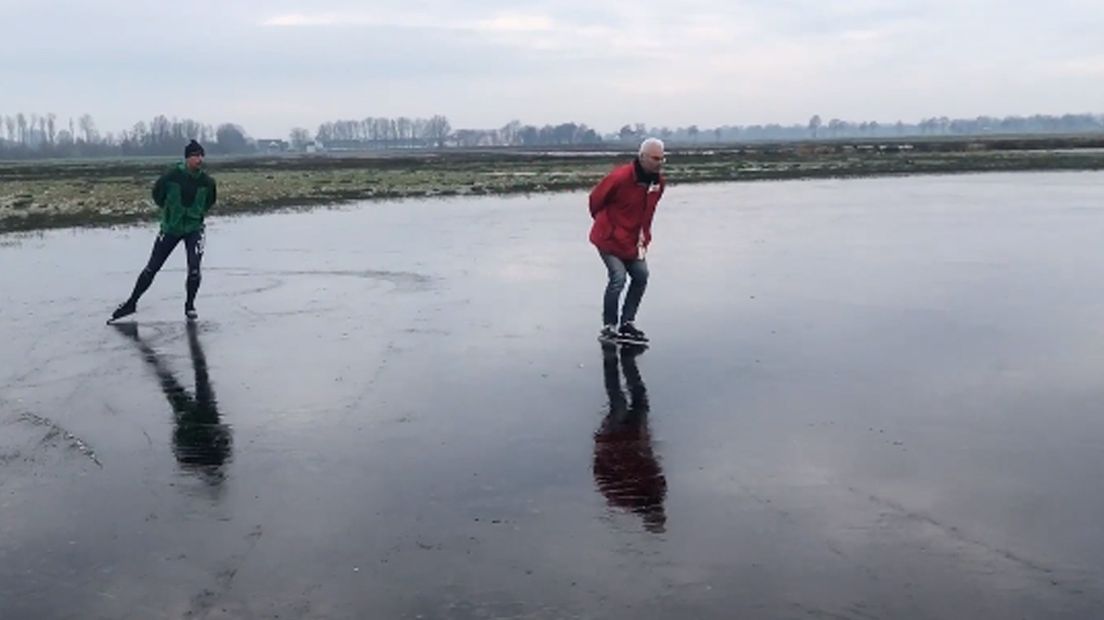 Schaatsers wagen zich op de Marumerlage langs de A7