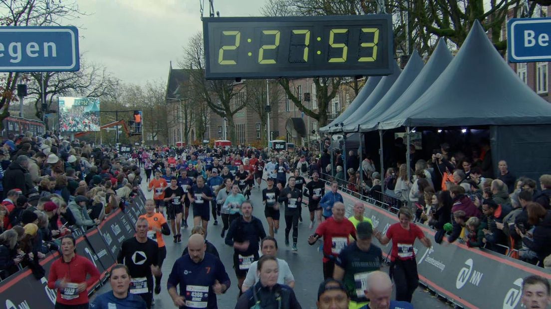 Deelnemers aan de Zevenheuvelenloop komen over de finish.