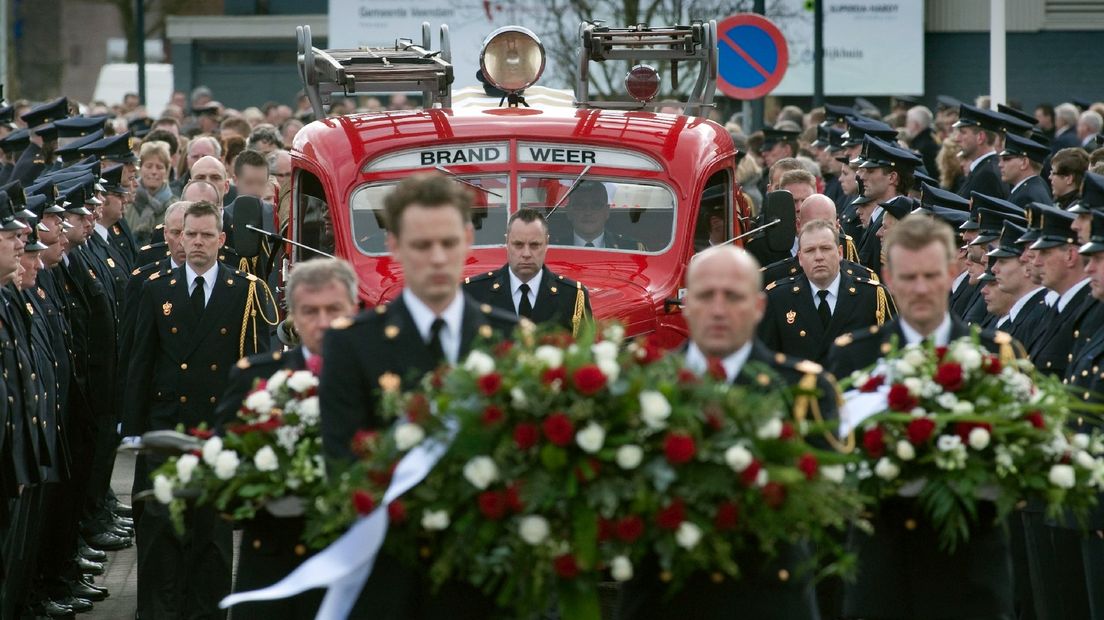De uitvaart van brandweerman Wiebe de Vries, die in 2010 om het leven kwam bij de brand