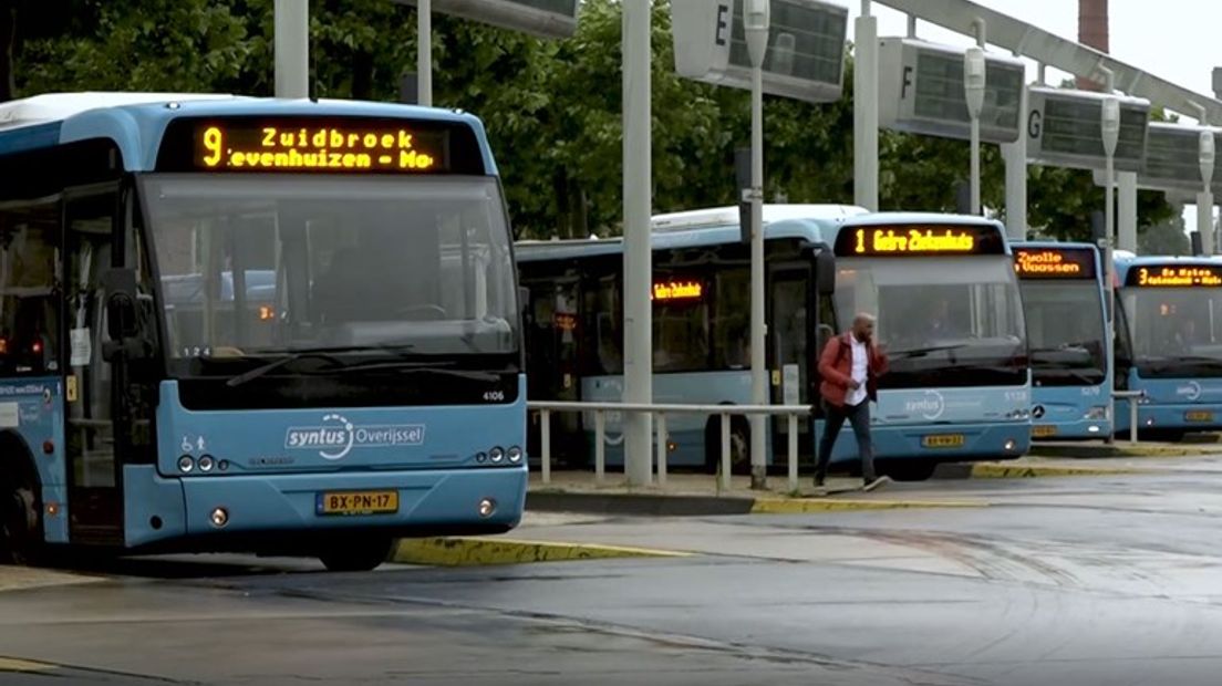 Op de Veluwe rijdt personeel van Keolis onder de naam Syntus.