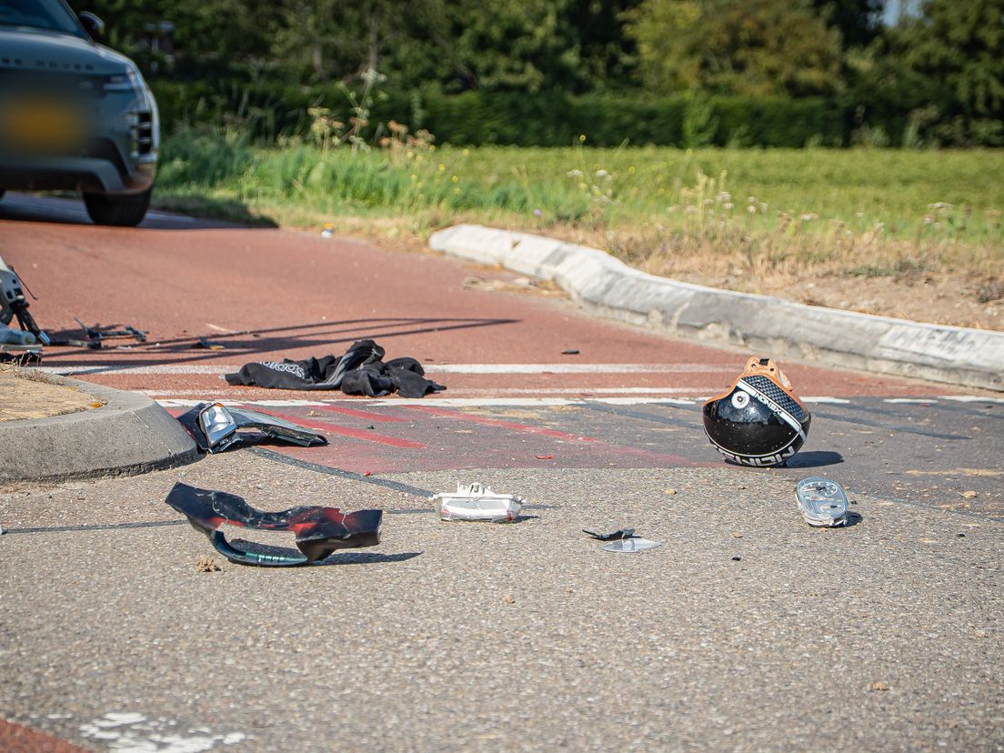 De motorrijder is zwaargewond naar het ziekenhuis gebracht.