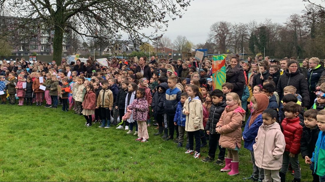 Tientallen kinderen bij De Waterman