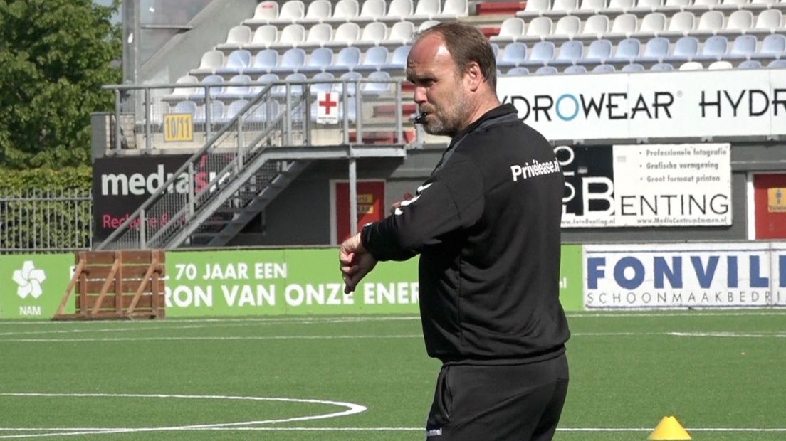FC Emmen-trainer Dick Lukkien tijdens een training (Rechten: RTV Drenthe)