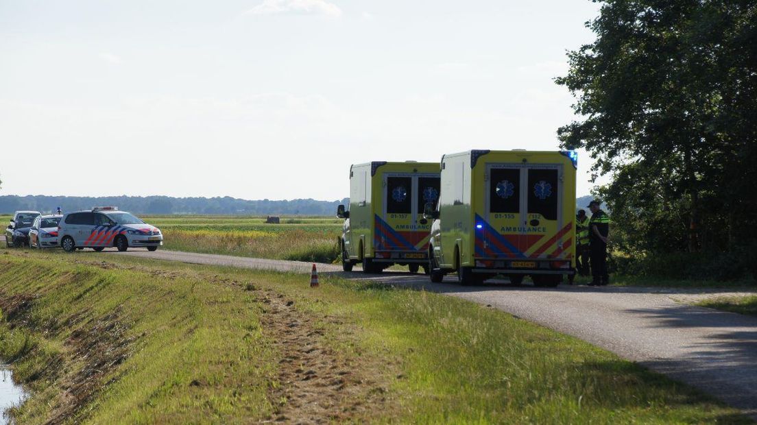 Het ongeluk gebeurde in een flauwe bocht op de Valtherdijk (Rechten: Van Oost Media)