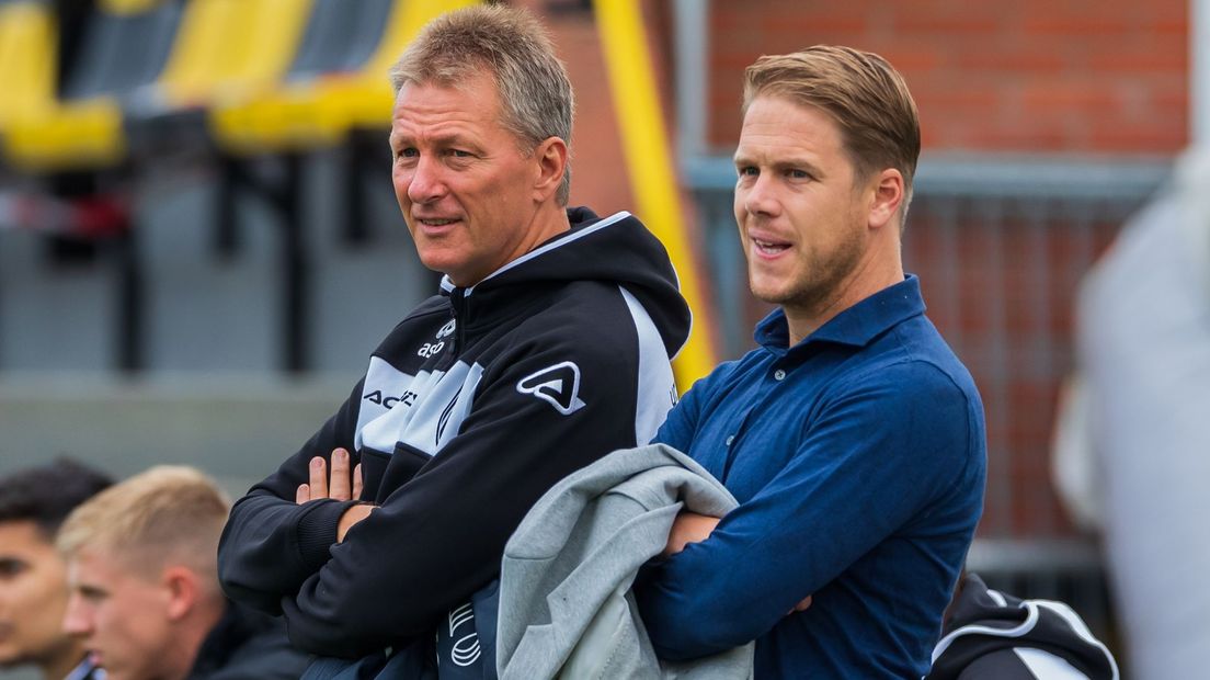 Trainer Frank Wormuth (l) en technisch directeur Tim Gilissen (r) van Heracles