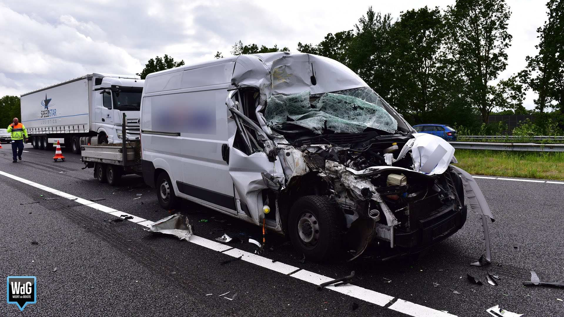 Bestuurder komt met de schrik vrij na zware aanrijding tussen bestelbus en vrachtwagen.
