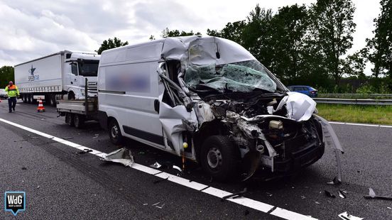 Bestuurder komt met de schrik vrij na zware aanrijding tussen bestelbus en vrachtwagen. Bestuurder komt met de schrik vrij na zware aanrijding tussen bestelbus en vrachtwagen.