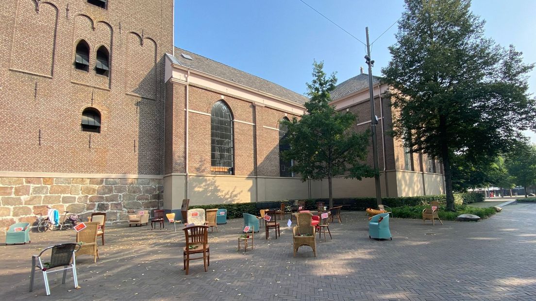 De 27 stoelen bij de Grote Kerk in Emmen (Rechten: Janet Oortwijn/RTV Drenthe)