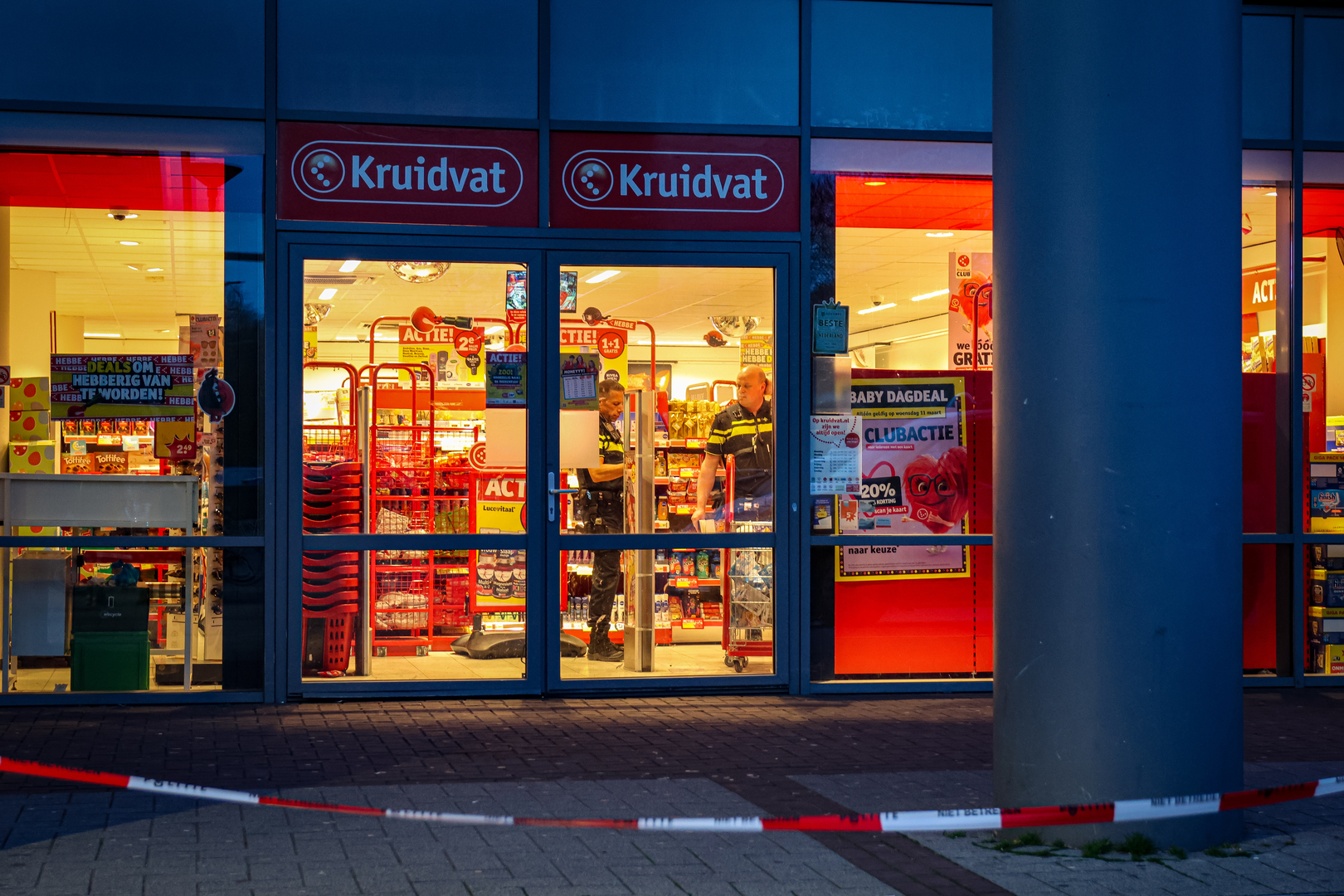 De overvaller deed een greep uit de kassalade en sloeg op de vlucht.