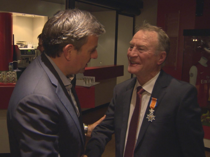 Aad van der Laan wordt na het ontvangen van zijn koninklijke onderscheiding in 2013 gefeliciteerd door Jan van Merwijk, directeur van Stadion Feijenoord.