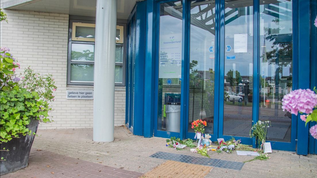 'Stil protest' tegen coronamaatregelen: bloemen neergelegd in Steenwijkerland