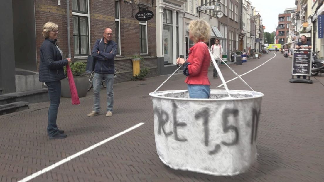 Vera Groen protesteert tegen anderhalvemetersamenleving: 'Dit zaakje stinkt'
