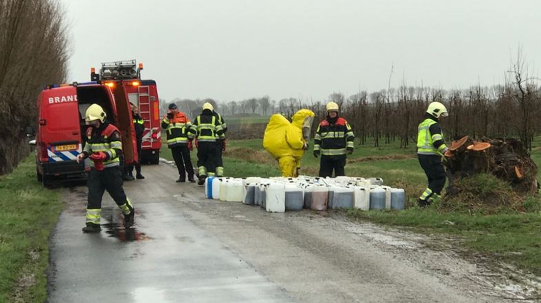 In Ammerzoden zijn 138 vaten met drugsafval gedumpt. De vaten zijn in een sloot langs de Nieuwe Kade achtergelaten.