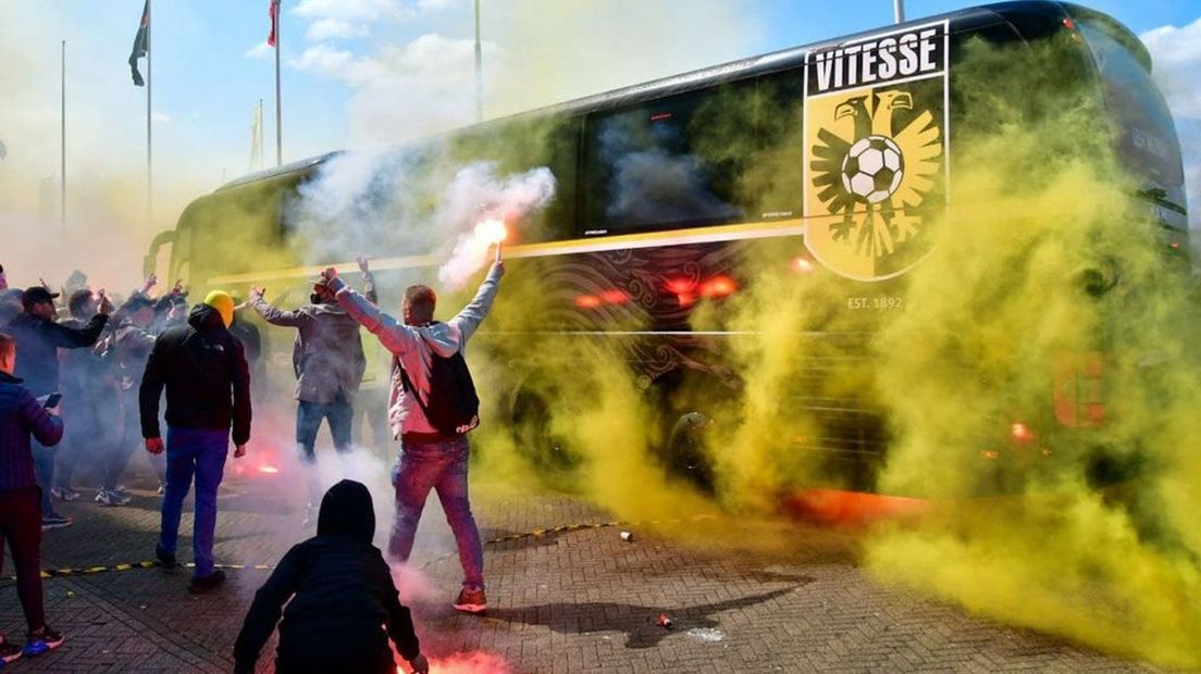 Supporters zwaaien Vitesse uit met vuurwerk