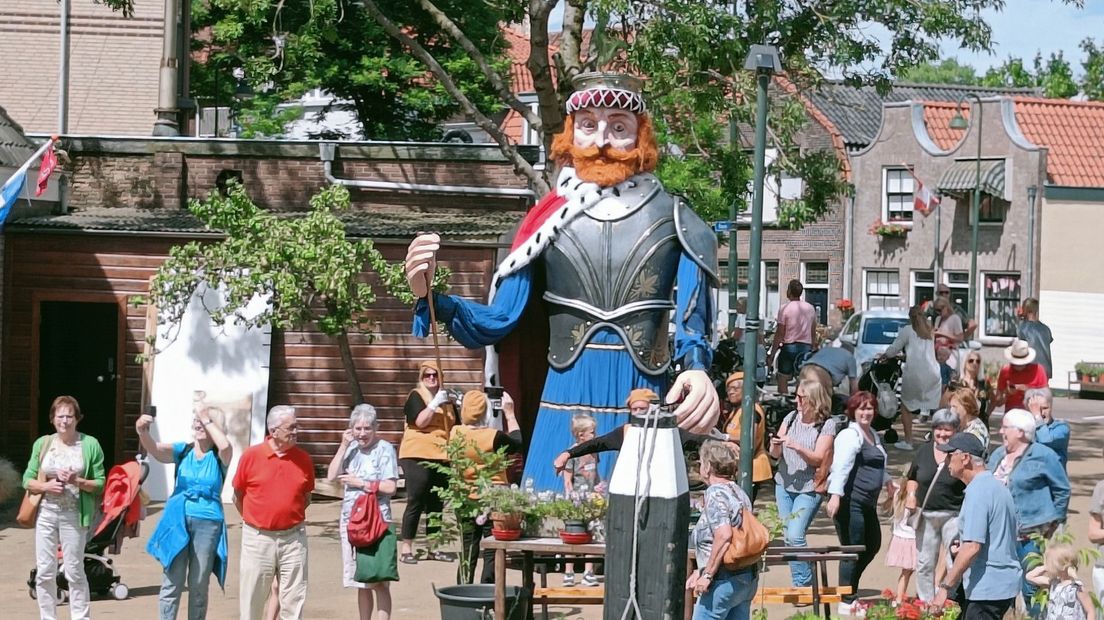 Graaf FLoris heet Erasmus welkom in de Museumhaven