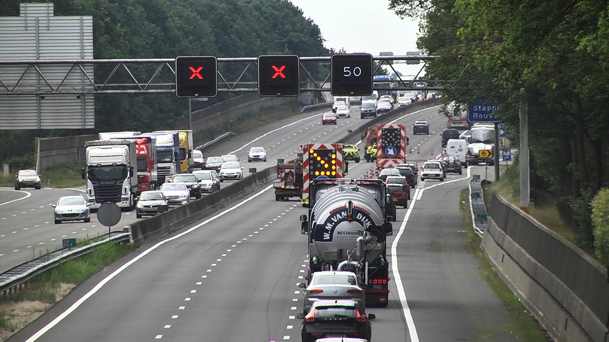 Caravan geschaard op A28 bij knooppunt Lankhorst
