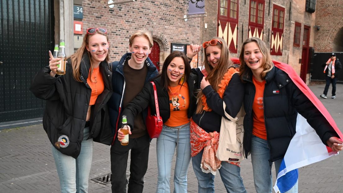 Deze jongeren komen feestvieren in het Haagse centrum