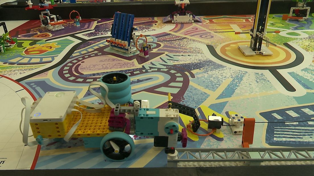 Met een eigen geprogrammeerde robot een parcours afleggen en zoveel mogelijk punten scoren, dat was het doel van de Zeeuwse regiofinale van de First LEGO League Challenge in Middelburg.