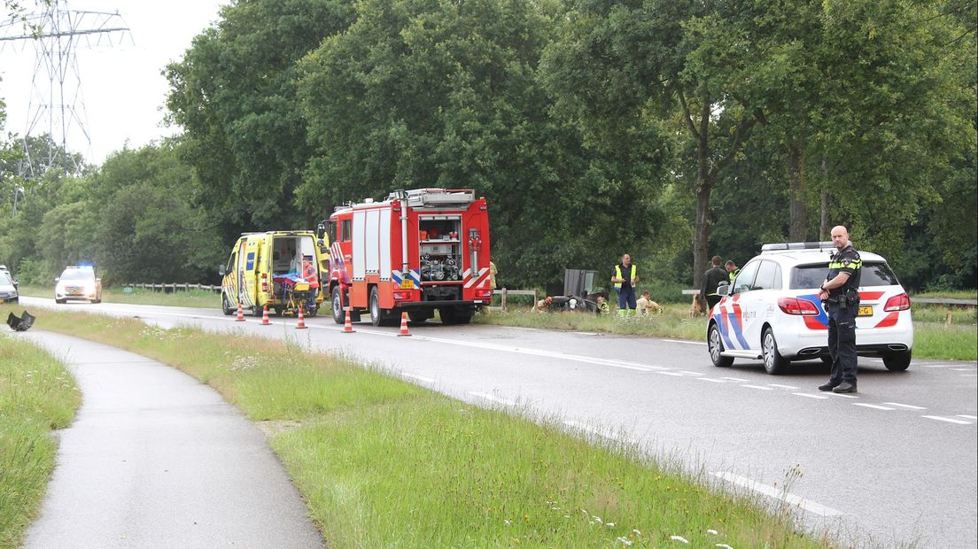 Automobilist raakt bekneld nadat hij uit bocht vliegt op N752 bij Markelo