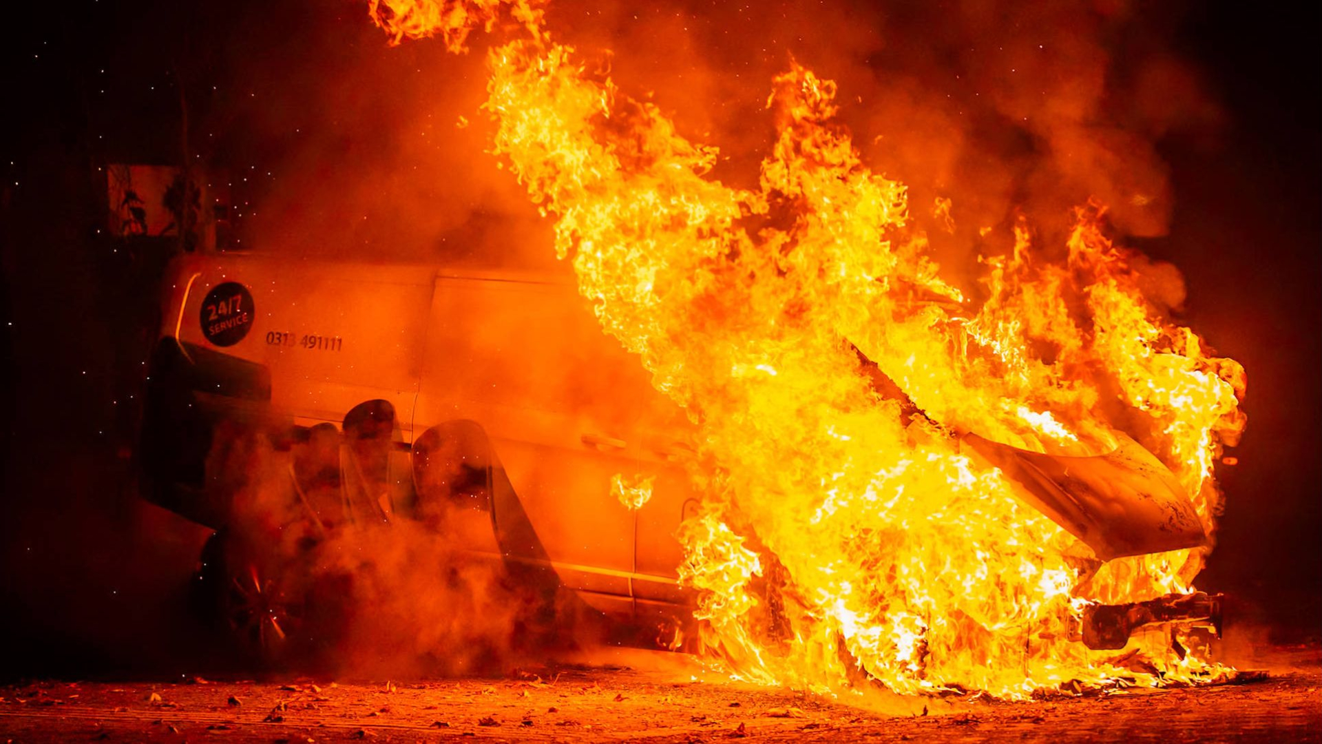 Uitwijken veroorzaakt aanrijding • meisje gewond bij scooterongeval.