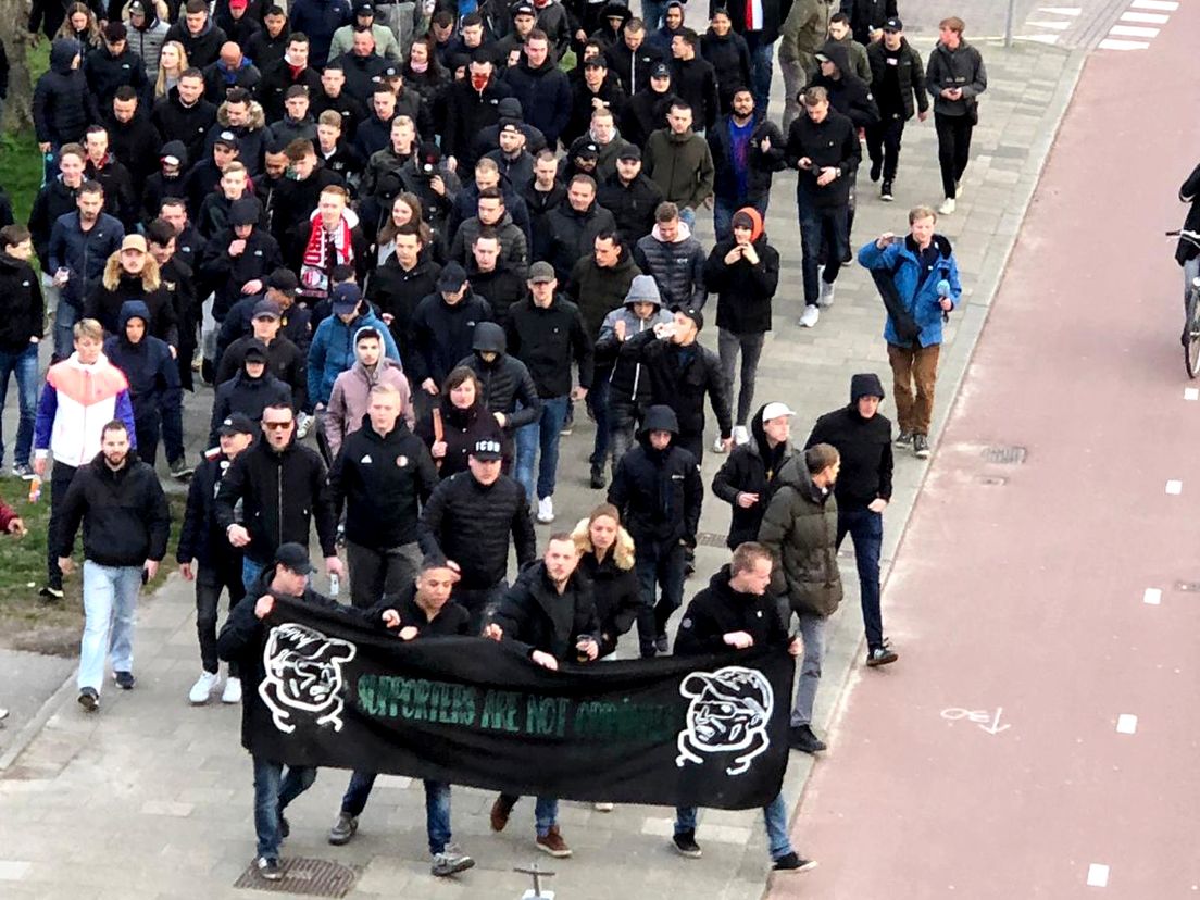 Feyenoordfans lopen protestmars na stadionverbod Vak S