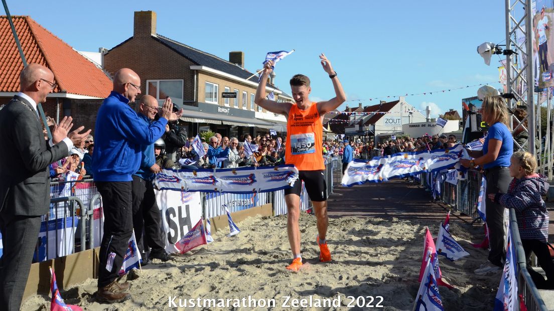 Danny Huibregtse komt als eerste aan in Zoutelande, Kustmarathon