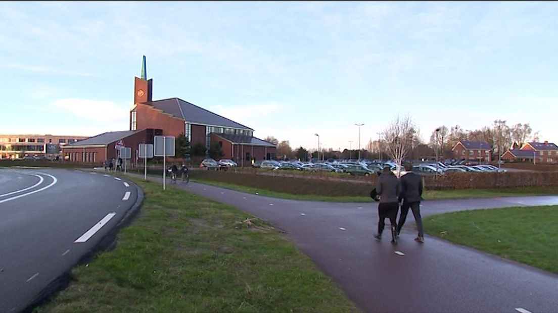 Terwijl kerken elders Nederland leeglopen, groeit het geloof in Barneveld harder dan ooit. In 2008 bouwden orthodox gereformeerden twee nieuwe mega-kerken voor duizenden bezoekers.