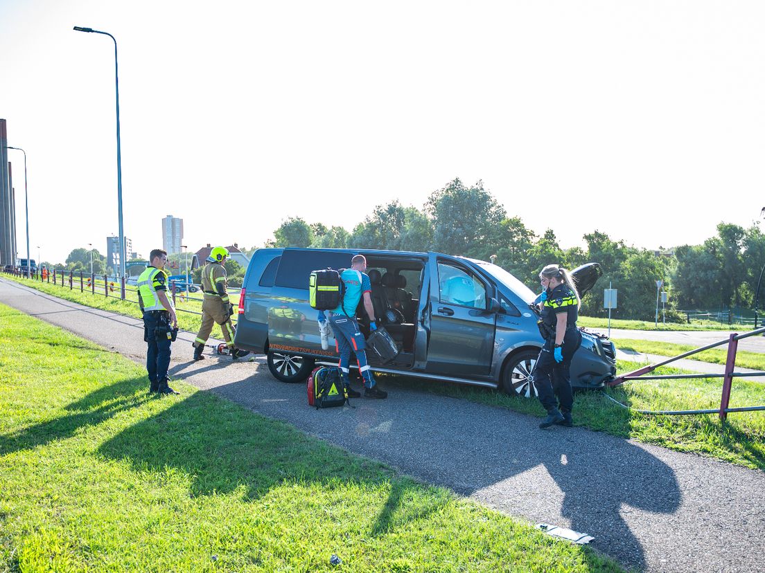 De taxibus kwam op het fietspad terecht.