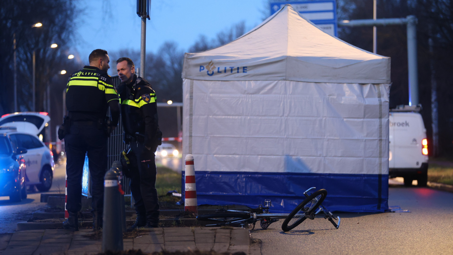 Over het slachtoffer is een tent geplaatst door de politie