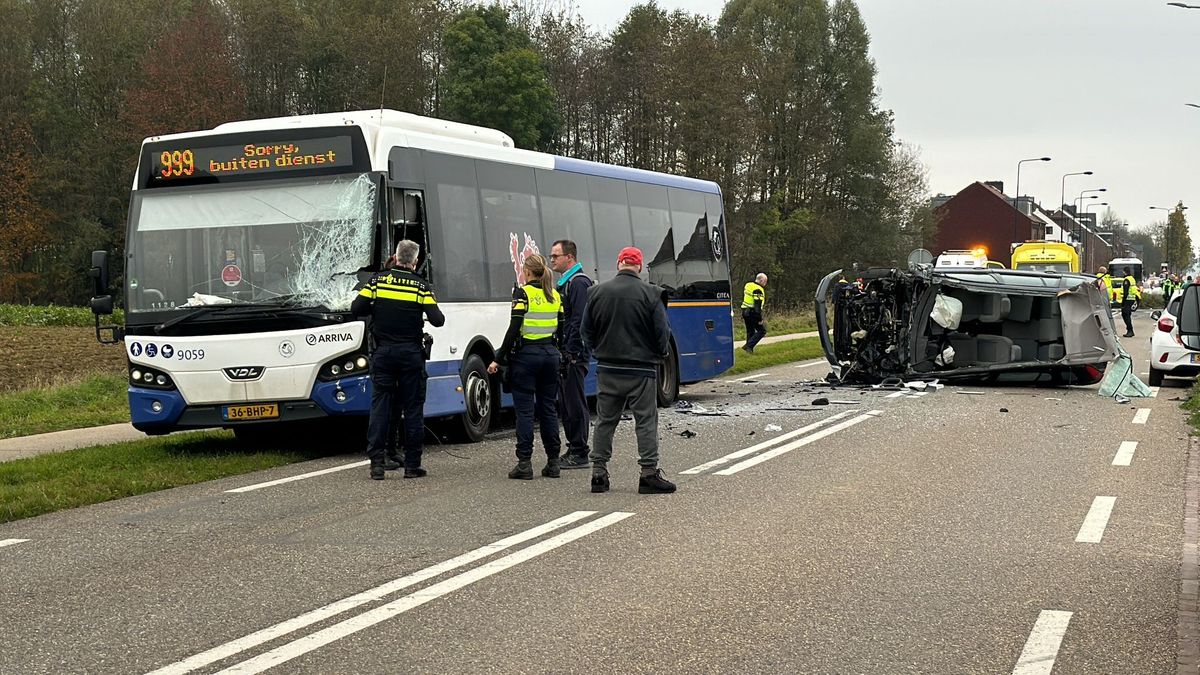 Ongeluk tussen auto, bestelbusje en Arrivabus: twee gewonden naar ziekenhuis