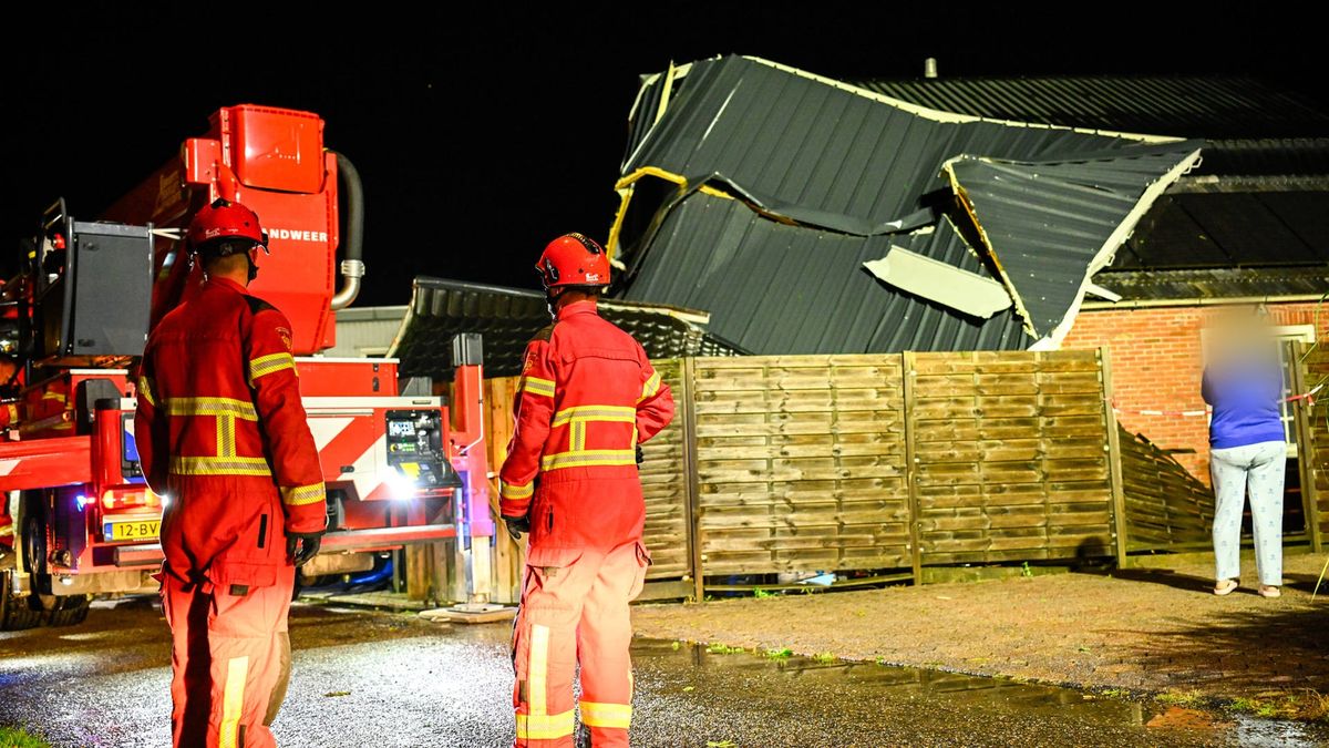 Noodweer in Groningen: ravage in Veendam, dak verwoest in Farmsum, bomen op auto's en huizen