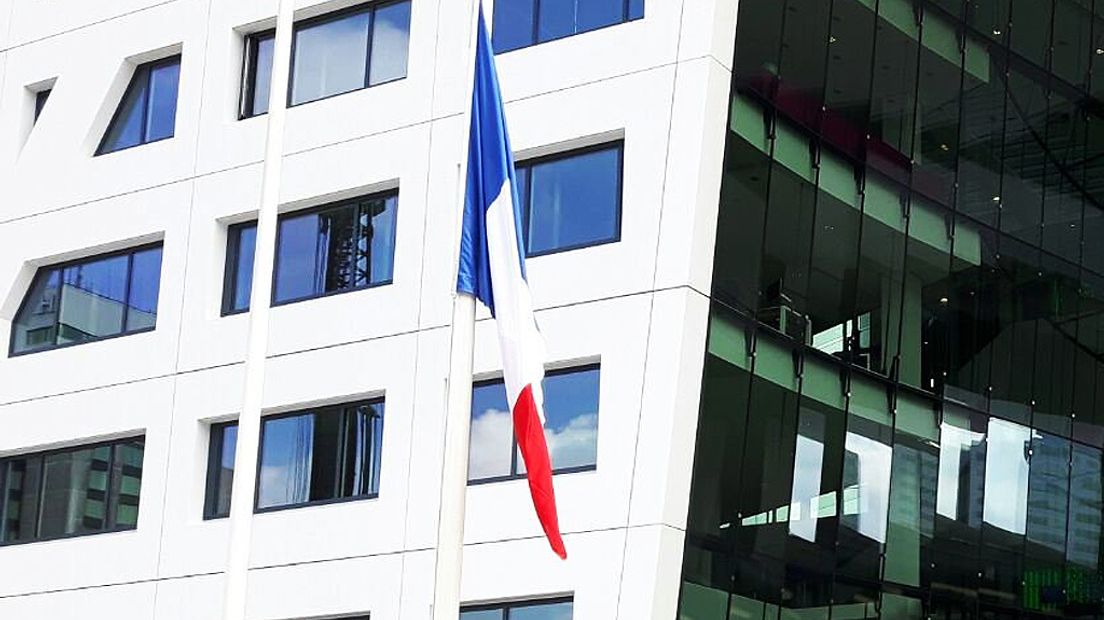 Na de aanslag in Parijs ging de vlag wel halfstok.