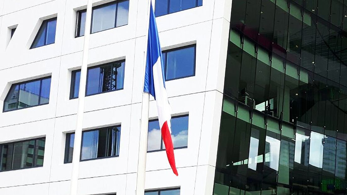 Bij het stadskantoor hangt de vlag halfstok.