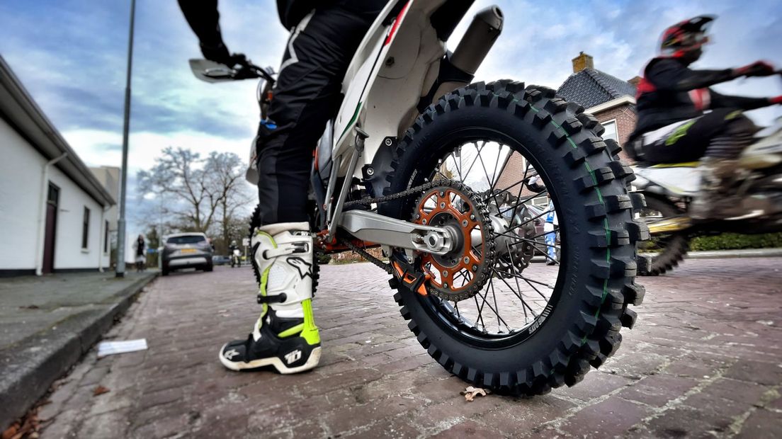 800 crossers op motor of quad rijden de off-roadrit vanuit Eext