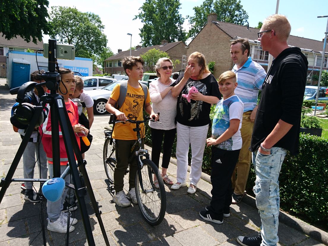 Ook de buurtkinderen zoeken naar Dotty