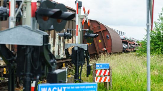Lege goederenwagon gekanteld in Leusden, verkeer moet voorlopig omrijden. Lege goederenwagon gekanteld in Leusden, verkeer moet voorlopig omrijden.