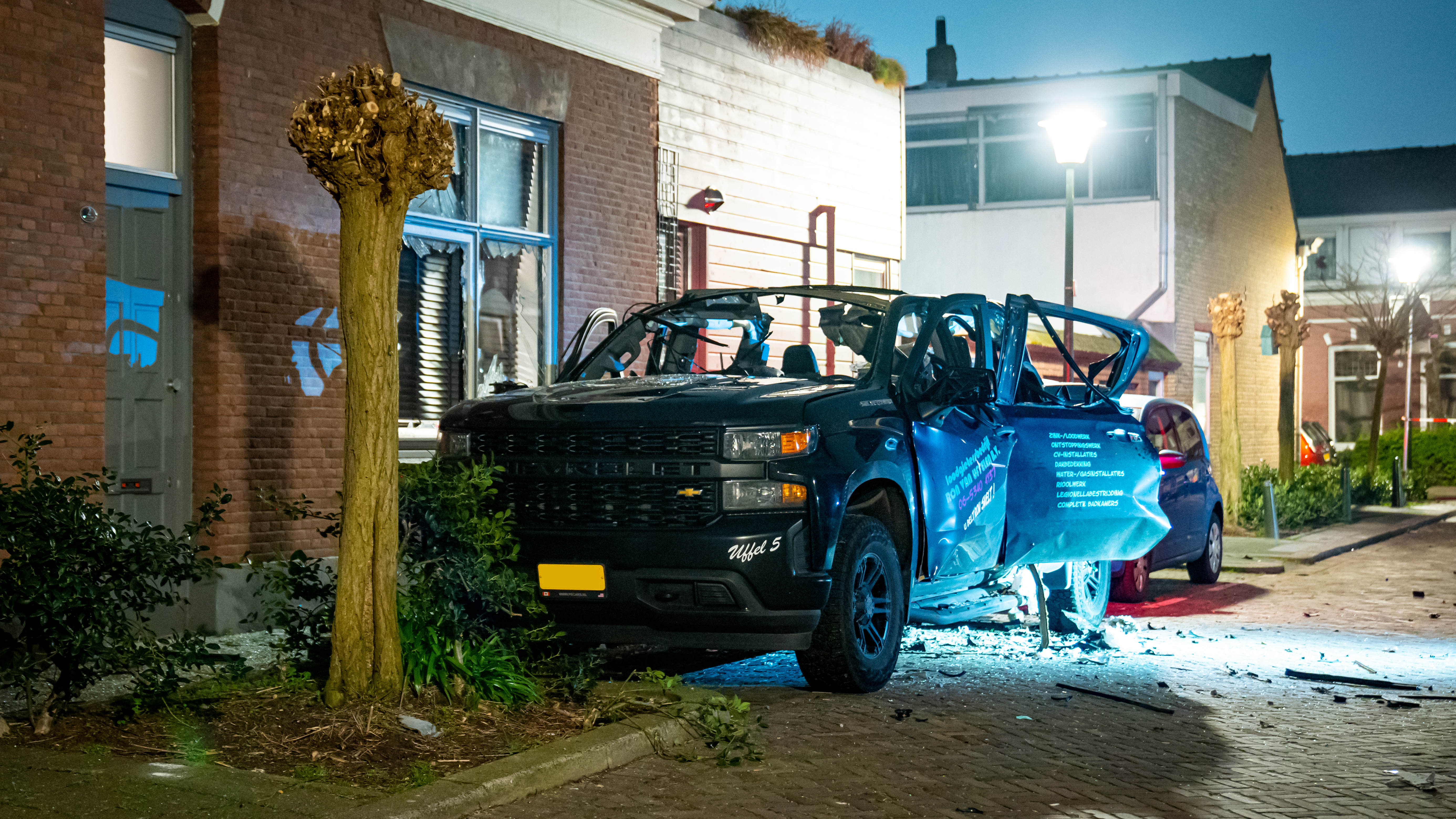 Het huis naast de pick-up raakte zwaar beschadigd door de explosie