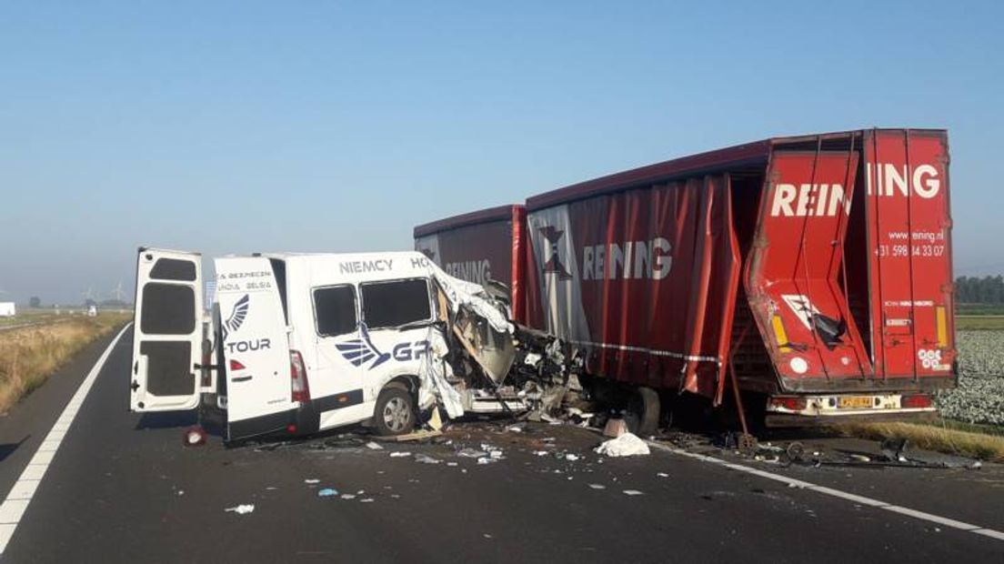 Twee ongelukken met negen gewonden en één dode, A58 urenlang dicht